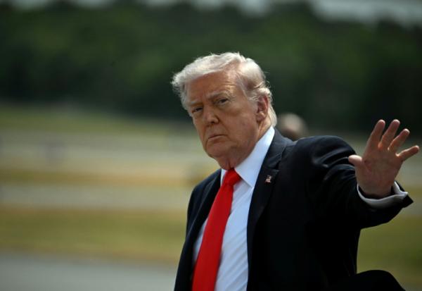 Le président américain Donald Trump à son arrivée à l'aéroport d'Ocala, en Floride, le 1er mai 2026