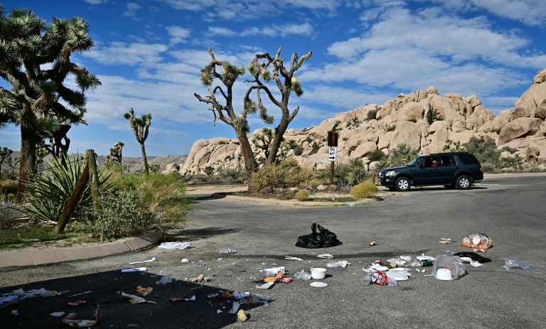 Des déchets le long d'une route dans le parc national de Joshua Tree, en Californie, le 10 octobre, après que la paralysie fédérale a mis la grande majorité des 