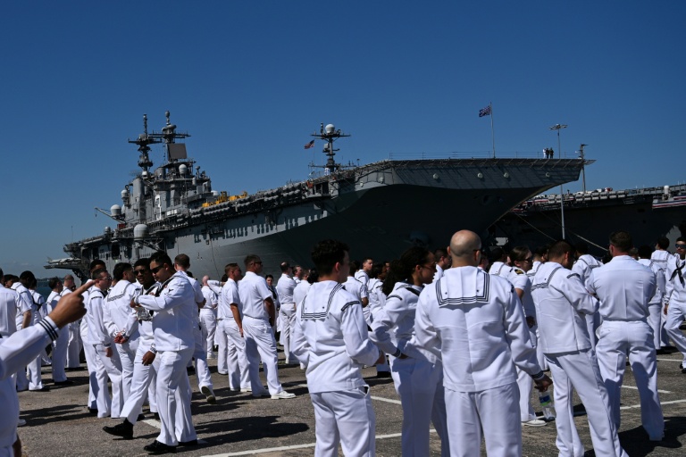 Des marins américains attendent un discours du président Donald Trump à l'occasion des célébrations du 250e anniversaire de l'US Navy, à Norfolk, le 5 octobre 2025 en Virginie