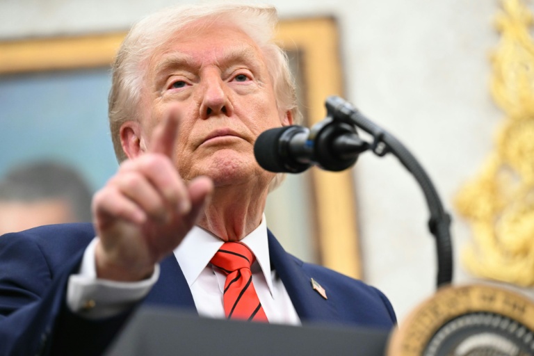 Le président américain Donald Trump parle à la presse dans le Bureau ovale de la Maison Blanche, à Washington, le 10 octobre 2025