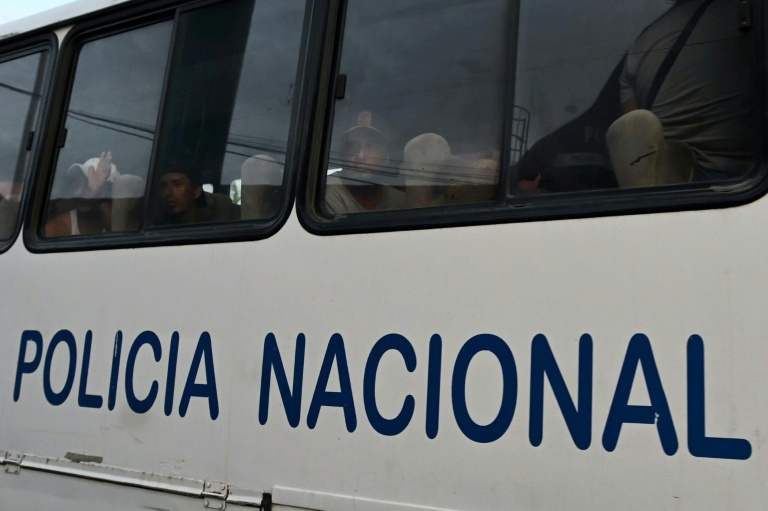 Des pêcheurs interpellés sont transportés à bord d'un bus de la police nationale vers l'Unité de surveillance communautaire (UVC) depuis le port de Manta, en Équateur, le 4 septembre 2026