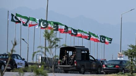 Des drapeaux iraniens et pakistanais le long de la route empruntée par le cortège du président iranien Massoud à son arrivée à Islamabad, le 23 juin 2026 au Pakistan