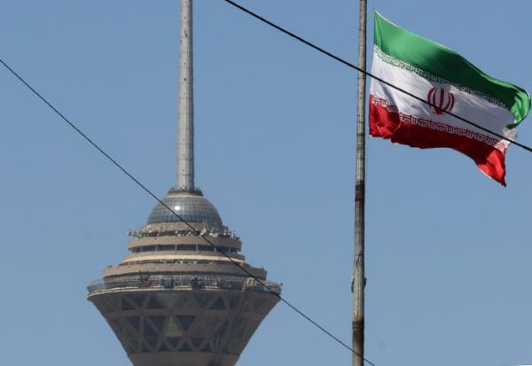 Le drapeau iranien près de la tour Milad à Téhéran, le 25 mai 2026