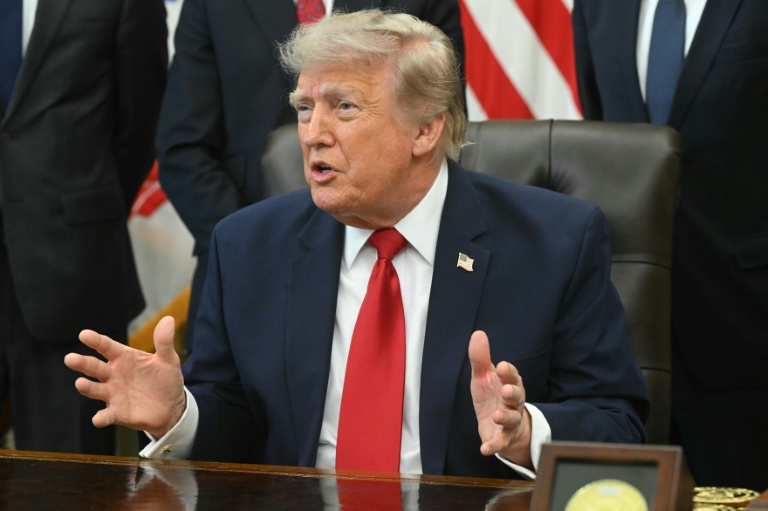 Le président américain Donald Trump parle à la presse dans le Bureau ovale de la Maison Blanche, à Washington, le 13 juillet 2026