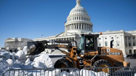 Une pelleteuse dégage de la neige devant le Capitole de Washington, le 2 février 2026