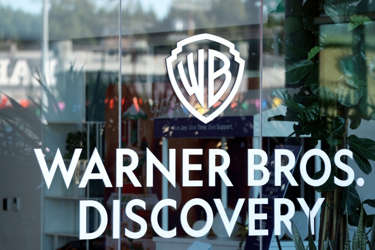 Le logo du studio hollywoodien Warner Bros Discovery à Culver City, le 5 décembre 2025 en Californie