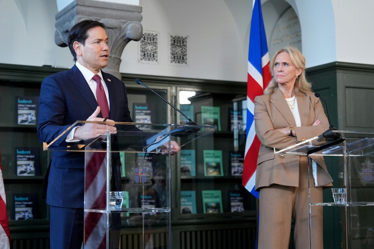Le secrétaire d’État américain Marco Rubio et la ministre islandaise des Affaires étrangères, Thorgerdur Katrin Gunnarsdottir , lors d'une conférence de presse à Reykjavik, le 6 octobre 2026 en Islande