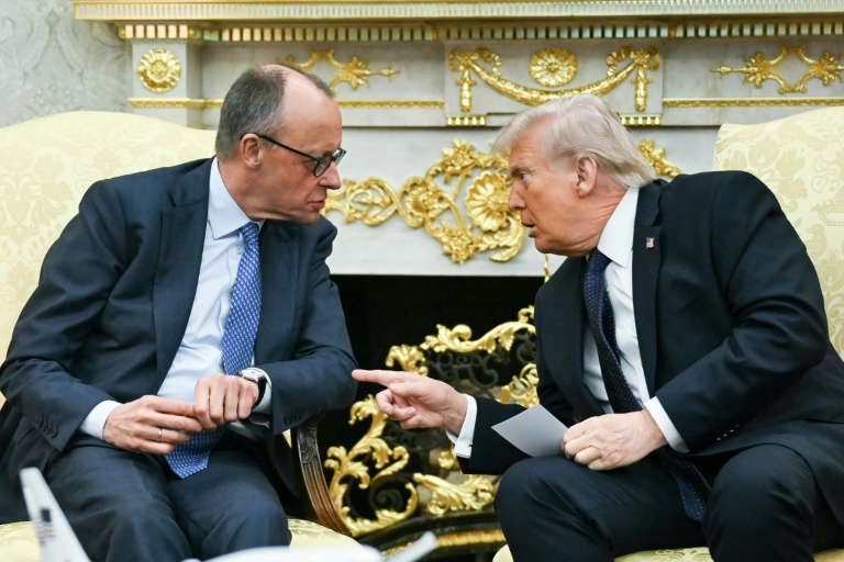 Le président américain Donald Trump (droite) s'entretient avec le chancelier allemand Friedrich Merz, le 3 mars 2026 à Washington