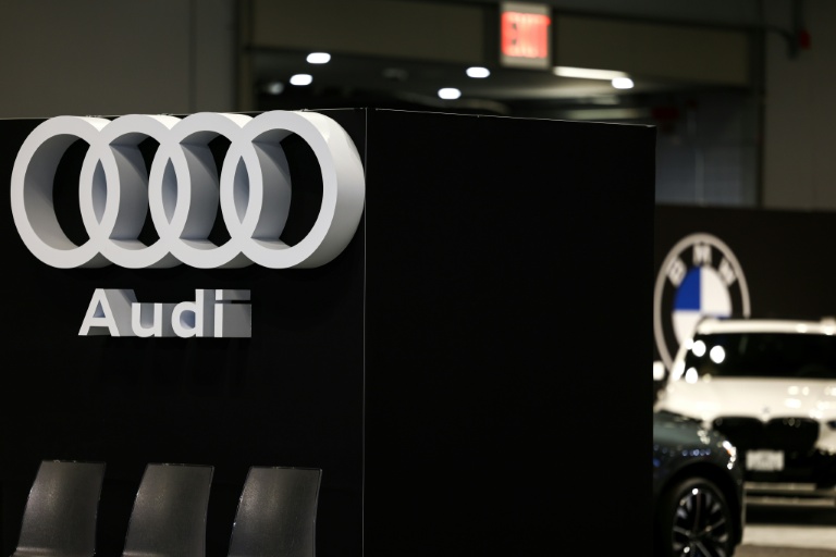 Les logo des marques allemandes Audi et BMW à New York le 1er avril 2026