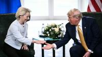 Le président américain Donald Trump (D) et la présidente de la Commission européenne Ursula von der Leyen (G) annoncent un accord douanier à Turnberry en Ecosse le 27 juillet 2025 