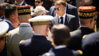 Le président Emmanuel Macron (c) salue des officiers supérieurs à l'issue du traditionnel discours aux armées à l'hôtel de Brienne, à Paris, le 13 juillet 2026, à la veille du défilé annuel du 14 Juillet