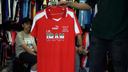 Un maillot de l'équipe de football d'Iran en vente dans un magasin de Téhéran, le 8 mai 2026