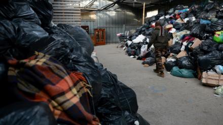 Un entrepôt d'Emmaüs rempli de sacs poubelle pleins de vêtements, à Parempuyre (Gironde), le 20 décembre 2025