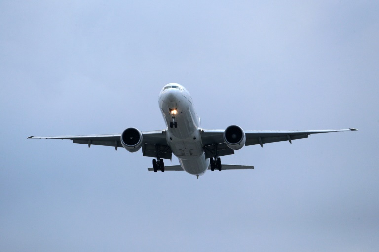 De nombreuses compagnies comme Air India, Emirates ou Air France ont supprimé ou dérouté des dizaines de vols vendredi après les frappes israéliennes sur le territoire iranien.