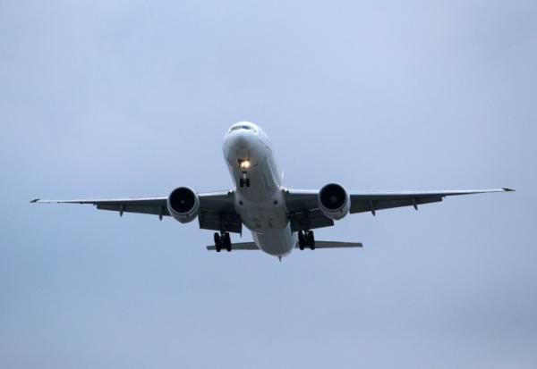 De nombreuses compagnies comme Air India, Emirates ou Air France ont supprimé ou dérouté des dizaines de vols vendredi après les frappes israéliennes sur le territoire iranien.