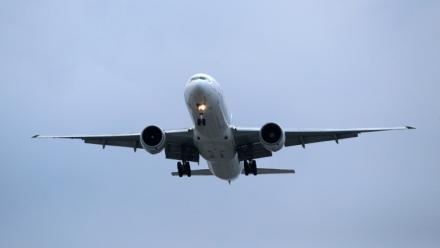 De nombreuses compagnies comme Air India, Emirates ou Air France ont supprimé ou dérouté des dizaines de vols vendredi après les frappes israéliennes sur le territoire iranien.