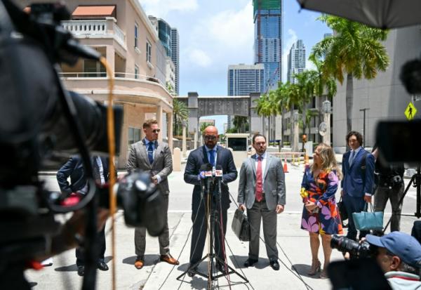 Joseph McBride (C), l'avocat d'Andrew Tate et Tristan Tate, s'exprime devant les jounalistes à l'issue d'une audience devant un tribunal de Miami, le 20 juillet 2026