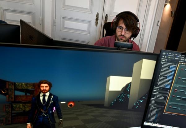 Le fondateur de Sandfall Interactive Guillaume Broche travaille sur le jeu vidéo "Clair Obscur, Expedition 33" au siège du studio à Montpellier le 10 avril 2025