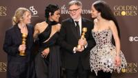De gauche à droite: la productrice américaine Sara Murphy, l'actrice américaine Teyana Taylor, le réalisateur américain Paul Thomas Anderson et l'actrice américaine Chase Infiniti, recompensés par le Golden Globe de la meilleure comédie pour "Une bataille après l'autre", lors de la cérémonie des Golden Globes à Beverly Hills, le 11 janvier 2026