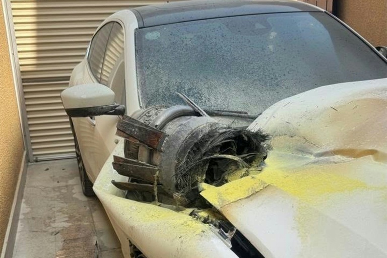 Photo diffusée par l'Agence de presse saoudienne (SPA) le 14 octobre 2026 montrant les restes d'un projectile sur le toit d'un véhicule endommagé, dans un immeuble résidentiel à Riyad après une frappe