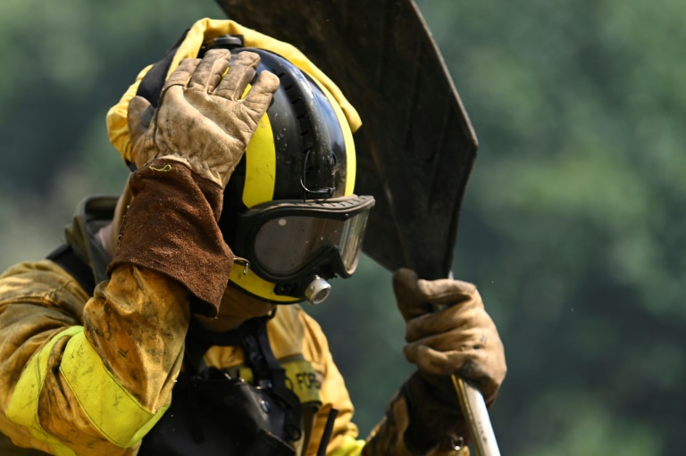 Un pompier lors d'un incendie de forêt dans le village de Vilarino, dans la municipalité de Carballeda de Avia, au nord-ouest de l'Espagne, le 17 août 2025