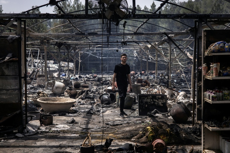 Une jardinerie incendiée après des feux de forêt, à Mesilat Zion, dans le centre d'Israël, le 1er mai 2025