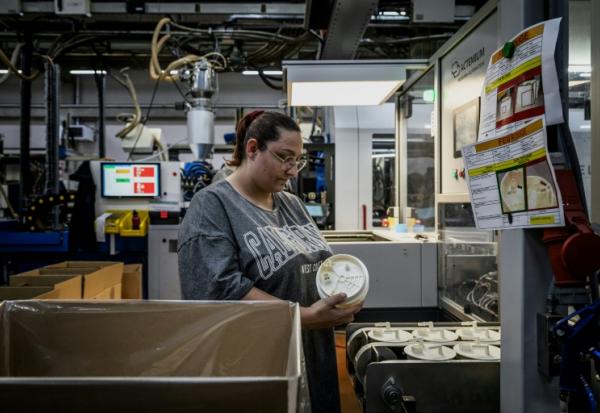 Une employée de l'usine Francia, spécialisée dans l'injection et le moulage de plastique, le 16 avril 2026 à Bellignat, dans l'Ain 