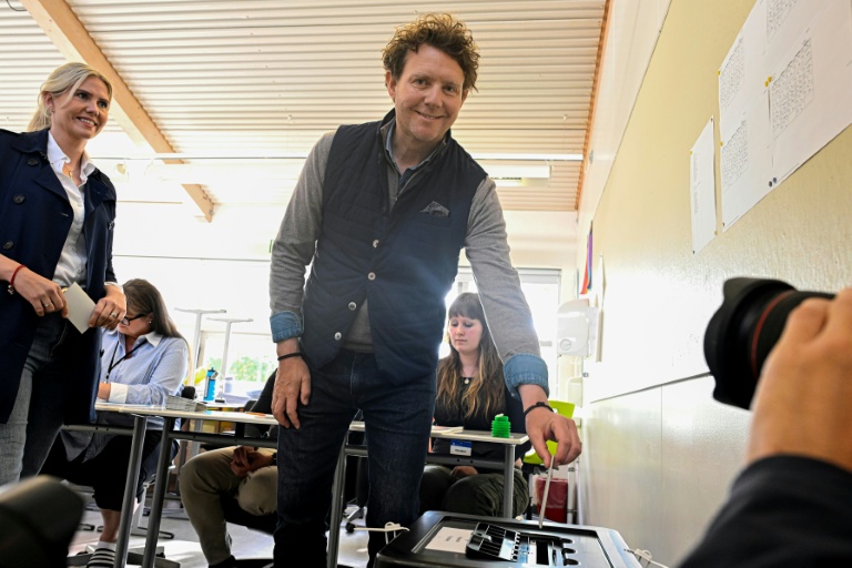 Halldor Benjamin Thorbergsson, un opposant à l'adhésion à l'UE, vote dans le cadre du référendum le 29 août 2026
