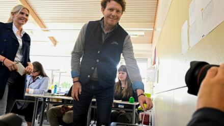 Halldor Benjamin Thorbergsson, un opposant à l'adhésion à l'UE, vote dans le cadre du référendum le 29 août 2026
