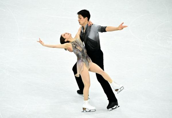 Le couple japonais Riku Miura et Ryuichi Kihara lors du programme libre des Jeux olympiques de Milan-Cortina le 16 février 2026 à Milan (Italie)
