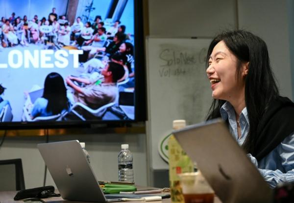 Karen Dai, fondatrice de SoloNest, partage son expérience avec des participants lors d'une discussion informelle sur les entreprises individuelles à Shanghai, le 12 avril 2026 en Chine