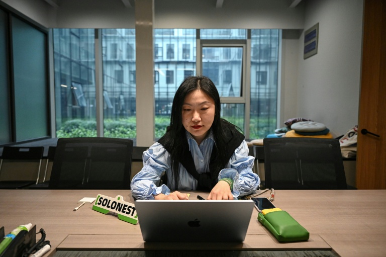 Karen Dai, fondatrice de SoloNest, une entreprise individuelle, prépare une réunion autour d'un café, le 12 octobre 2020 à Shangha, en, Chine