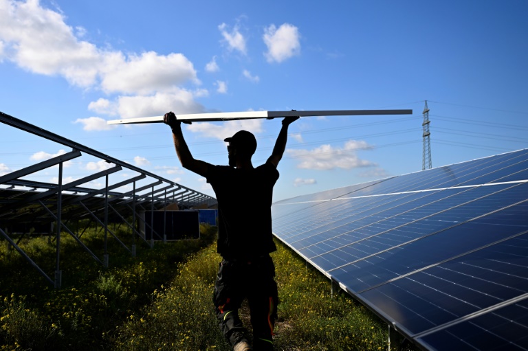 Installation de panneaux solaires à Erftstadt, en Allemagne, le 22 octobre 2024