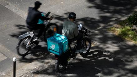 Des livreurs Deliveroo à vélo dans une rue de Paris, le 28 avril 2026