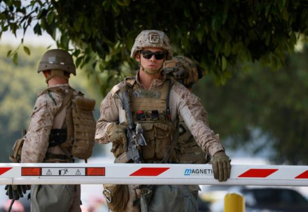 Des Marines gardent l'entrée d'un parking devant le Wilshire Federal Building à Los Angeles, Californie, le 13 juin 2025.  