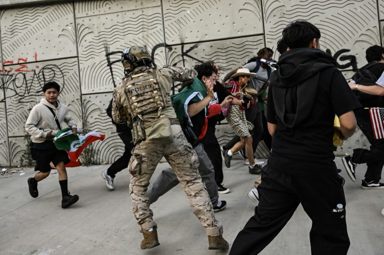 Des agents des douanes et de la protection des frontières dispersent des manifestants devant le bâtiment fédéral de Los Angeles, le 12 juin 2025 en Californie