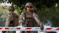 Des Marines gardent l'entrée d'un parking devant le Wilshire Federal Building à Los Angeles, Californie, le 13 juin 2025.  