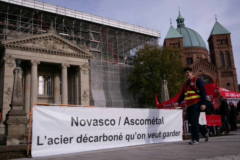 Banderole pour soutenir Novasco devant le tribunal de Strasbourg, le 31 octobre 2025 où sont examinées les offres de reprise de l'aciériste
