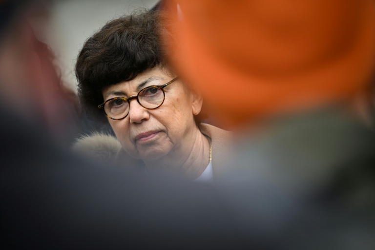 La ministre française de la Transition écologique, Monique Barbut, s'adresse à la presse à Cheffes, dans l'ouest de la France, le 27 février 2026