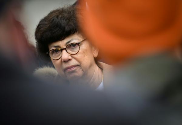 La ministre française de la Transition écologique, Monique Barbut, s'adresse à la presse à Cheffes, dans l'ouest de la France, le 27 février 2026