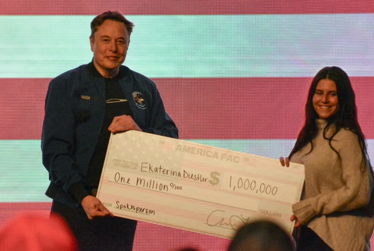Elon Musk remet un chèque d'un million de dollars à une électrice, le 30 mars 2025 à Green Bay, dans le Wisconsin
