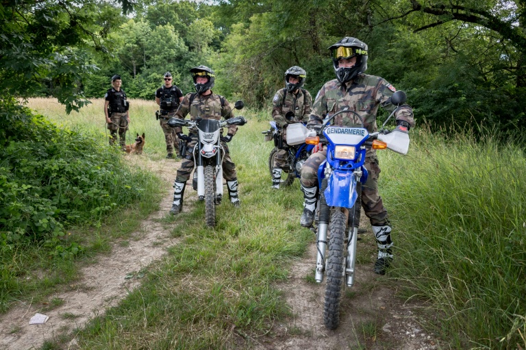 interministérielle frontalière (FIR) française patrouillent en motos à Ferney-Voltaire, à la frontière franco-suisse, en prévision du sommet du G7 à Évian, le 11 juin 2026