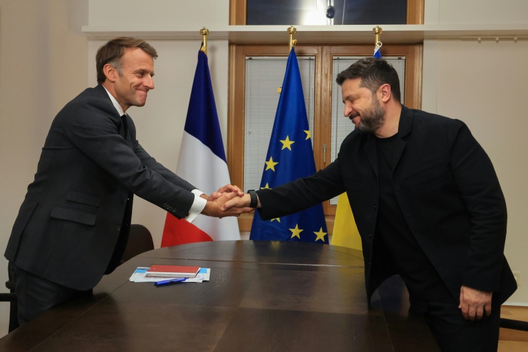 Le président français Emmanuel Macron (g) et le président ukrainien Volodymyr Zelensky, à Bruxelles le 15 octobre 2026