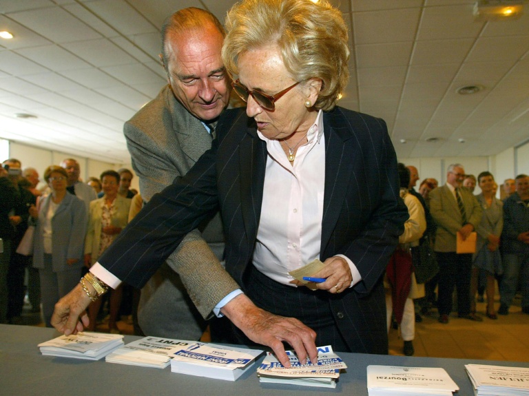 Bernadette Chirac vote à Sarran (Corrèze) le 9 Juin 2002