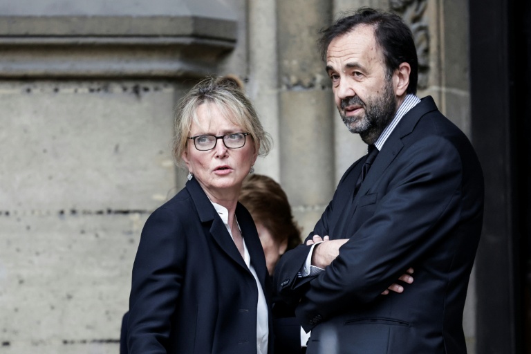 Claude Chirac et son mari, Frédéric Salat-Baroux, assistent aux funérailles de Bernadette Chirac le 12 juin 2026 à Paris