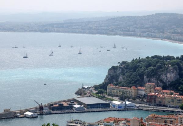 La ville de Nice et (au premier plan) le centre de conférences du sommet mondial sur les océans, le 8 juin 2025