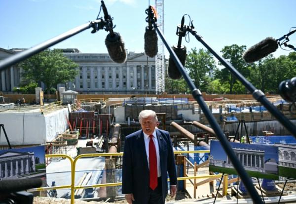 Le président des Etats-Unis Donald Trump s'adresse à la presse sur le chantier d'une future salle de bal à la Maison Blanche, le 19 mai 2026.