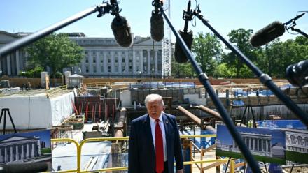 Le président des Etats-Unis Donald Trump s'adresse à la presse sur le chantier d'une future salle de bal à la Maison Blanche, le 19 mai 2026.