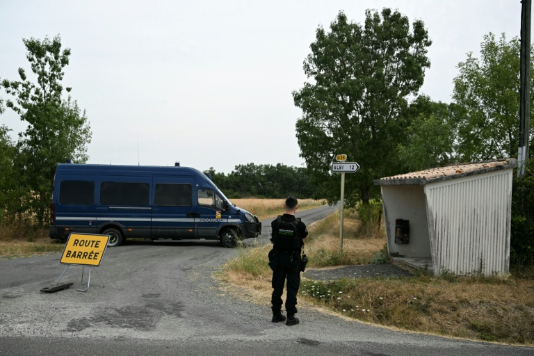 Un gendarme monte la garde sur une route barrée menant au site des recherches pour retrouver le corps de Delphine Jubillar, disparue en décembre 2020, à Villeneuve-sur-Vère, le 16 juillet 2026 dans le Tarn