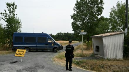 Un gendarme monte la garde sur une route barrée menant au site des recherches pour retrouver le corps de Delphine Jubillar, disparue en décembre 2020, à Villeneuve-sur-Vère, le 16 juillet 2026 dans le Tarn